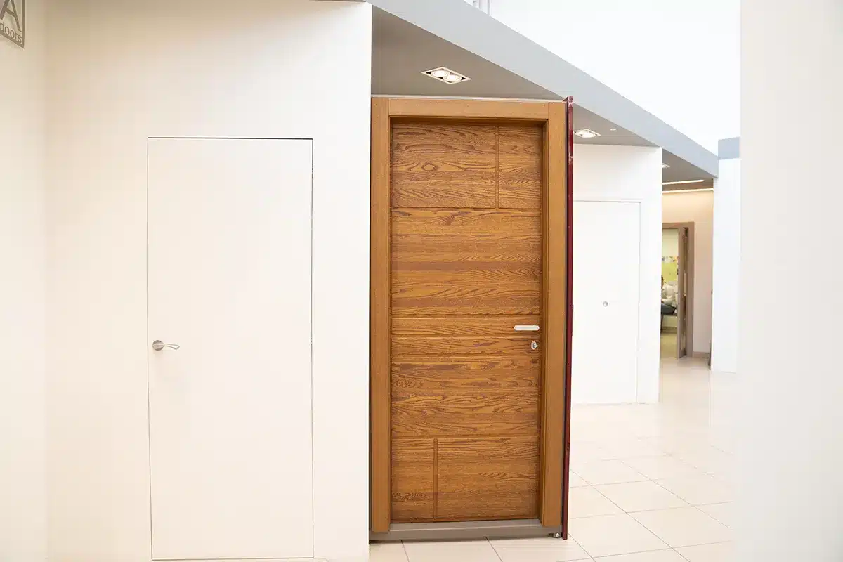 showroom-con-esposizione-di-porte-in-legno