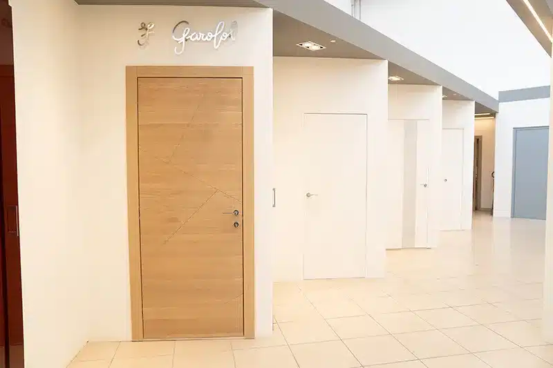 showroom-con-porte-in-legno