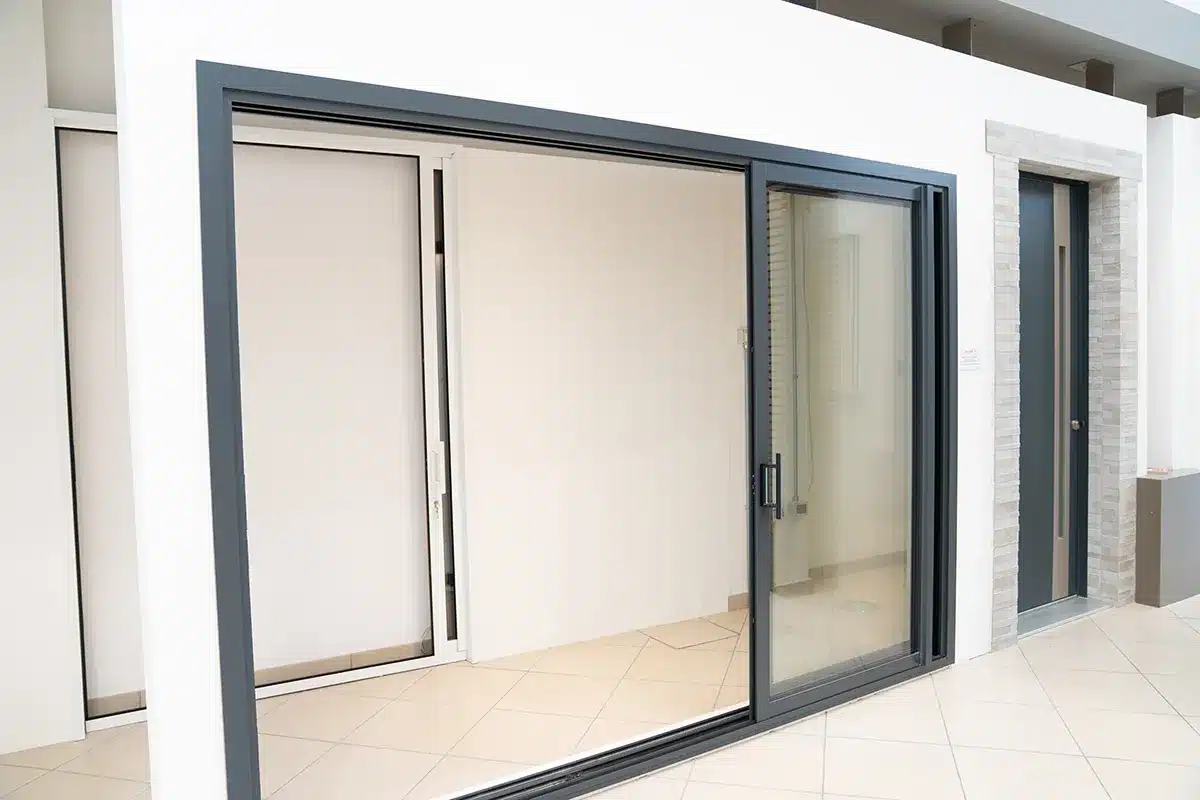 showroom-con-vendita-di-finestre-scorrevoli